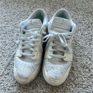 Nike low dunks women’s 10.5